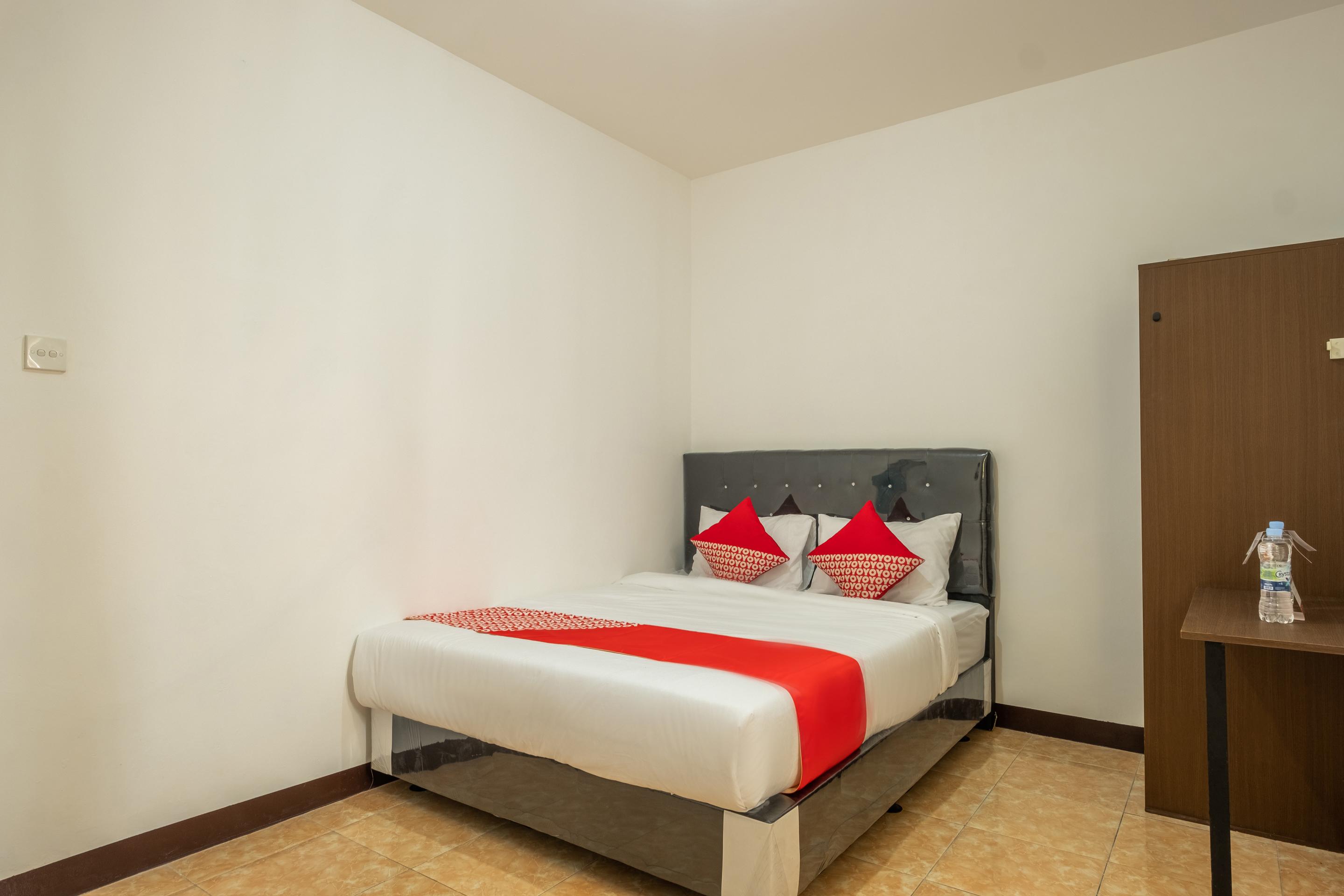 Oyo 1460 Anyelir Residence Cirebon Exterior photo