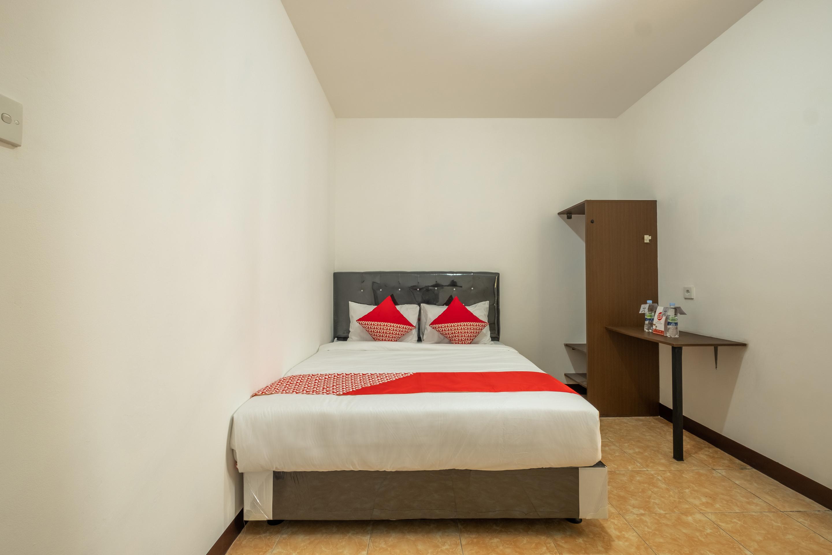 Oyo 1460 Anyelir Residence Cirebon Exterior photo