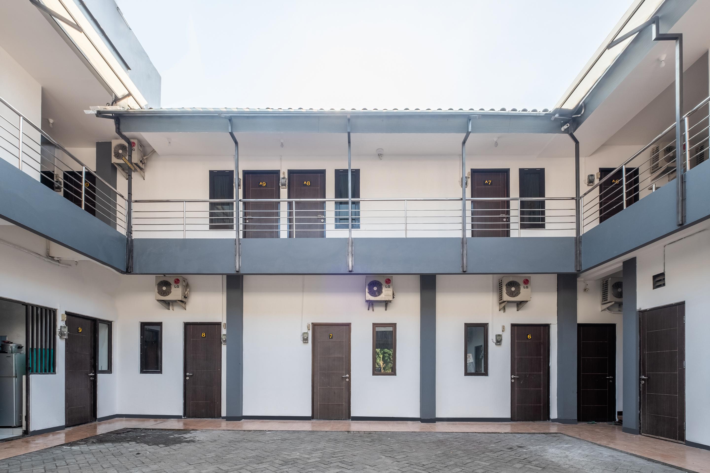 Oyo 1460 Anyelir Residence Cirebon Exterior photo