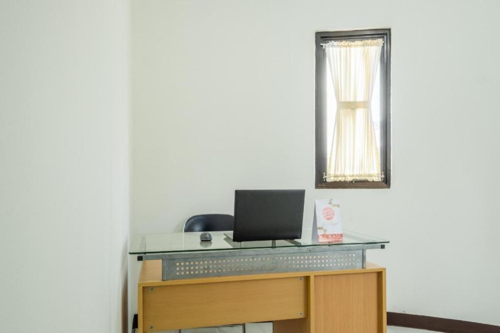 Oyo 1460 Anyelir Residence Cirebon Exterior photo